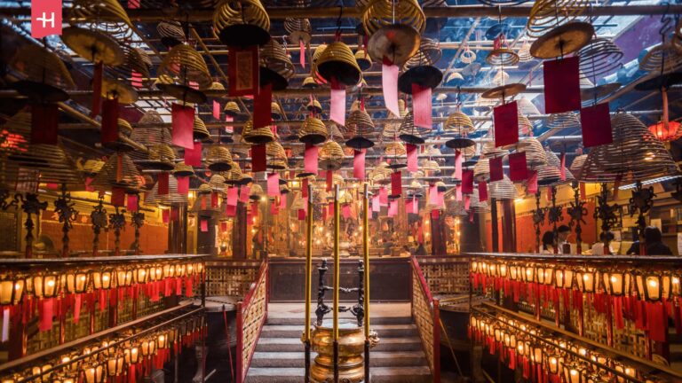 Räucherspiralen im Man Mo Tempel in Hongkong