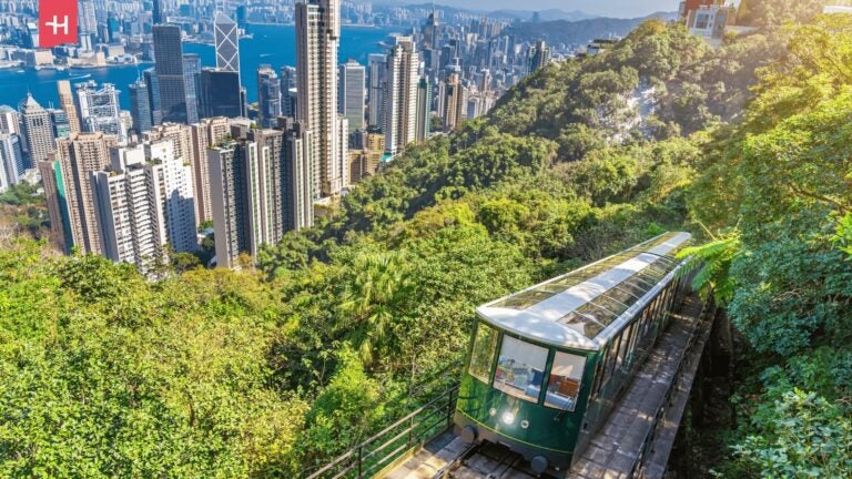 Peak Tram mit Skyline in Hongkong