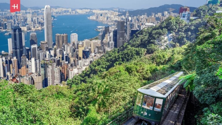 Peak Tram vor der Skyline von Hongkong