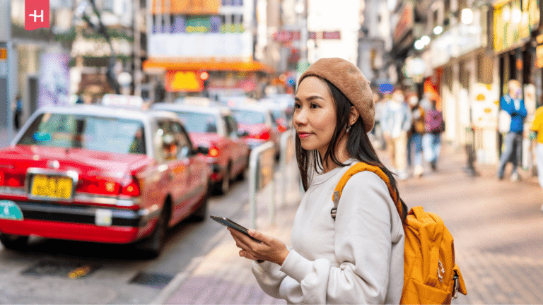 Touristin in den Straßen von Hongkong