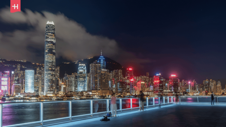 Hongkong Skyline bei Nacht am Hafen