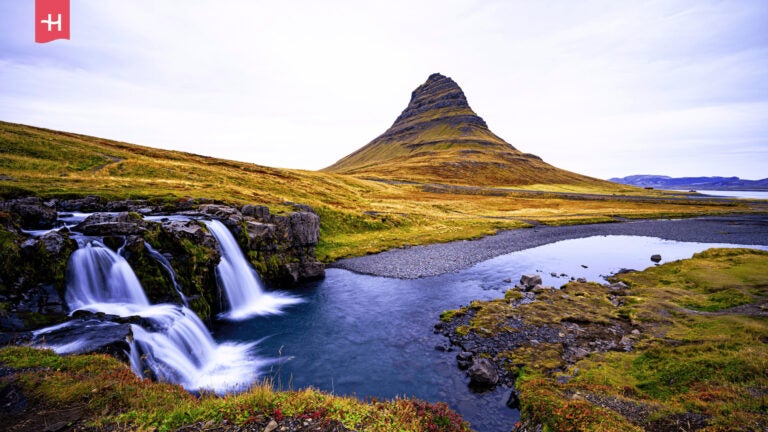 Kirkjufell-Berg und Wasserfall in Island