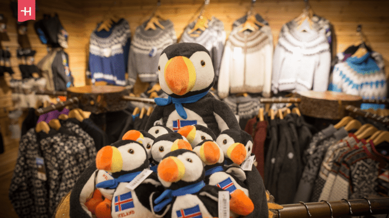 Plüsch-Papageientaucher in einem isländischen Souvenirladen