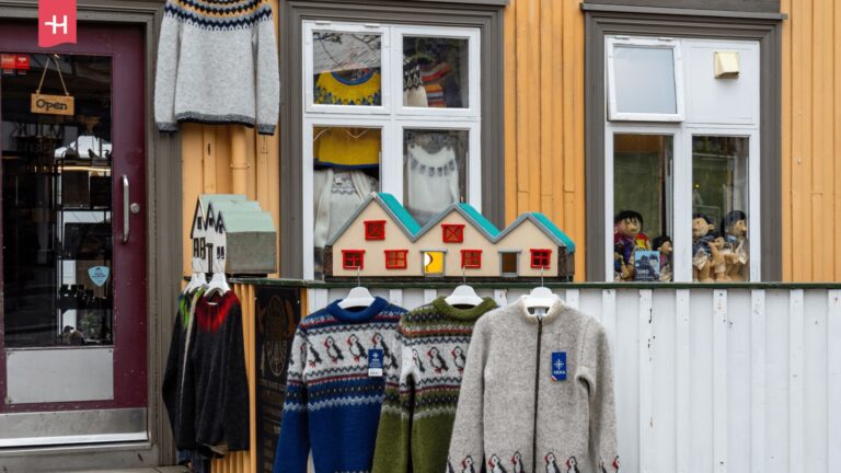 Isländische Wollpullover vor einem Geschäft