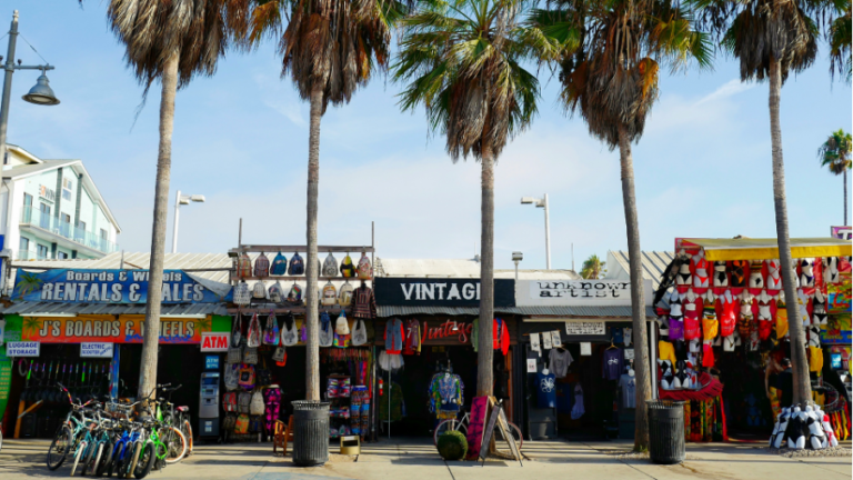 Promenadengeschäfte am Venice Beach in Los Angeles