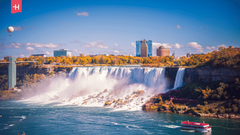 Die Niagarafälle mit Passagierschiff
