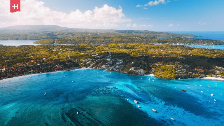 Luftaufnahme der Bucht auf Nusa Lembongan