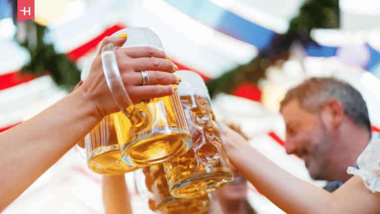 Anstoßen mit Maßkrügen im Festzelt