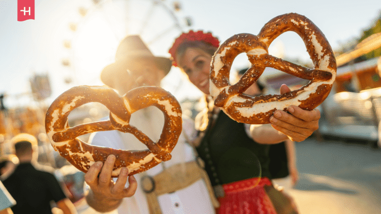Paar mit Riesenbrezeln auf dem Oktoberfest