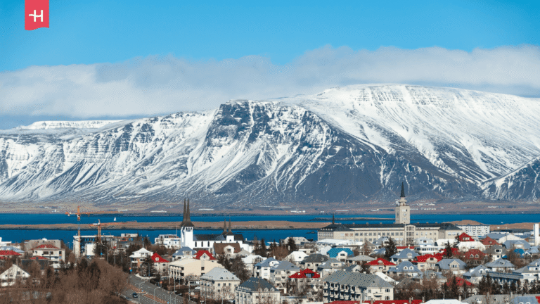 Reykjavík mit dem Berg Esja in Island
