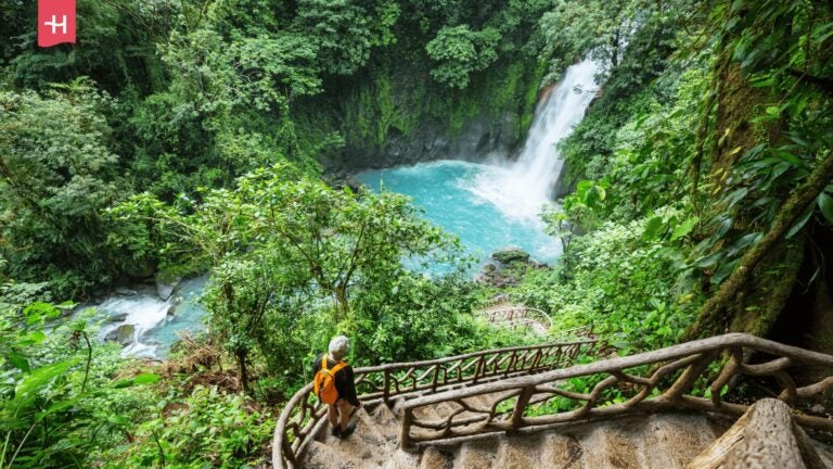 Blick auf den Rio-Celeste-Wasserfall, Costa Rica.