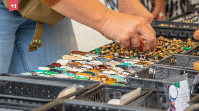 Schmuck und Edelsteinringe auf einem Marktstand