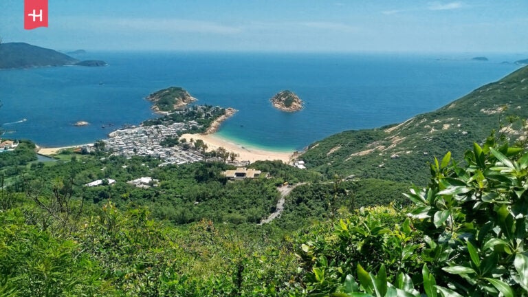Blick auf Shek O Beach vom Dragon’s Back in Hongkong
