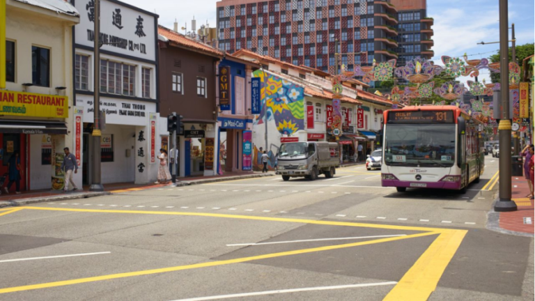 Linienbus auf einer Straße in Singapur