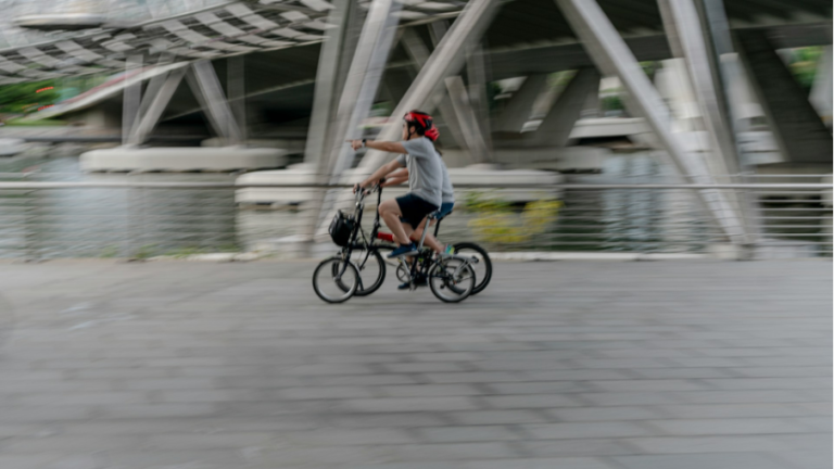 Radfahrer an der Promenade in Singapur