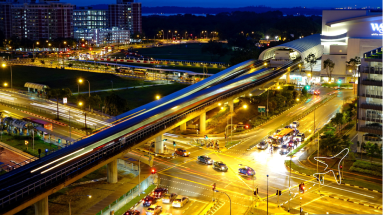 MRT-Hochbahn bei Nacht in Singapur