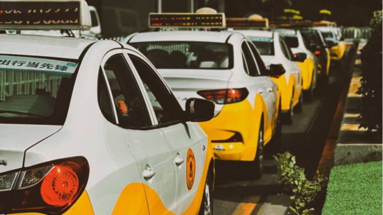 Gelb-weiße Taxis in einer Reihe in Singapur