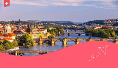 Panoramablick auf Prager Brücken über die Moldau