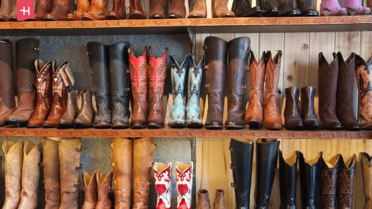 Auswahl an Cowboystiefeln im Regal