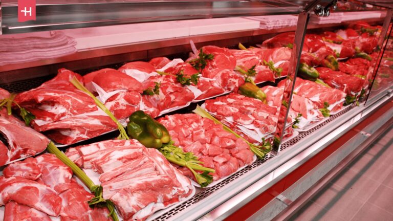 Frisches Fleisch beim Metzger