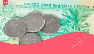Dirham-Münzen und Geldschein aus Dubai