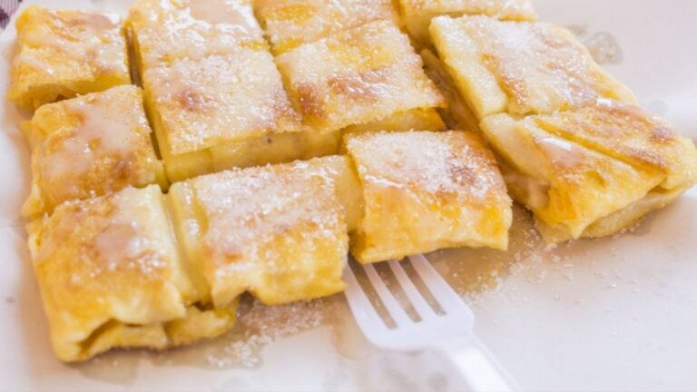 Liebevoll angerichtete Bougatsa.