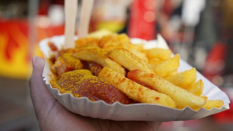 Ein Bild einer leckeren Currywurst.