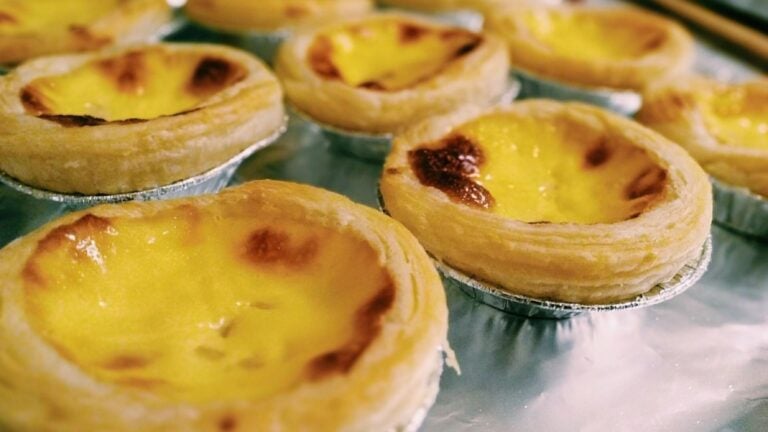 Pastéis de Nata auf einem Teller in Lissabon.