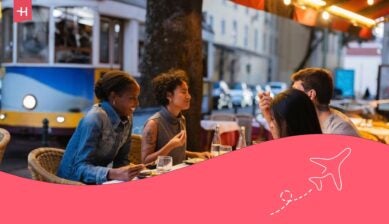 Freunde, die in Portugal gemeinsam im Freien in einem Restaurant Essen.