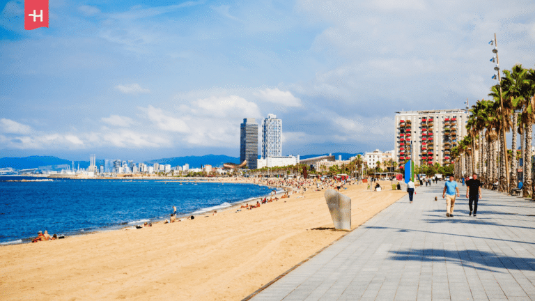 Stadtstrand Barceloneta mit Promenade und Palmen in Barcelona