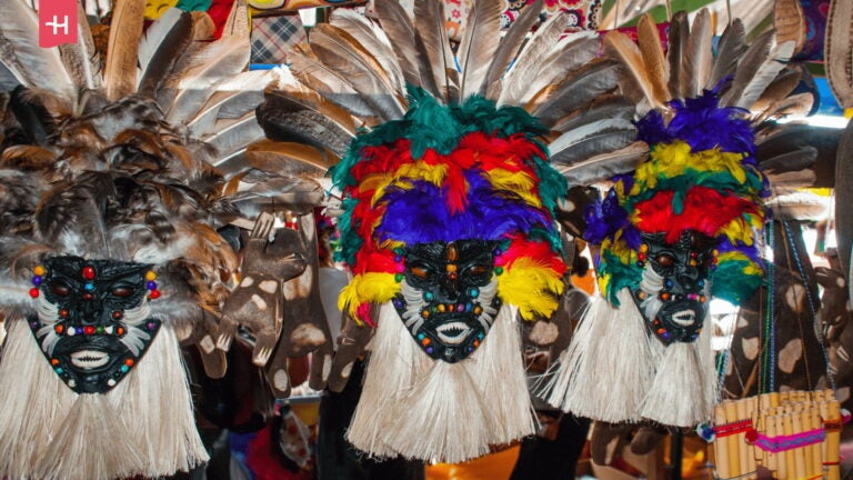 Traditionelle indigene Federmasken