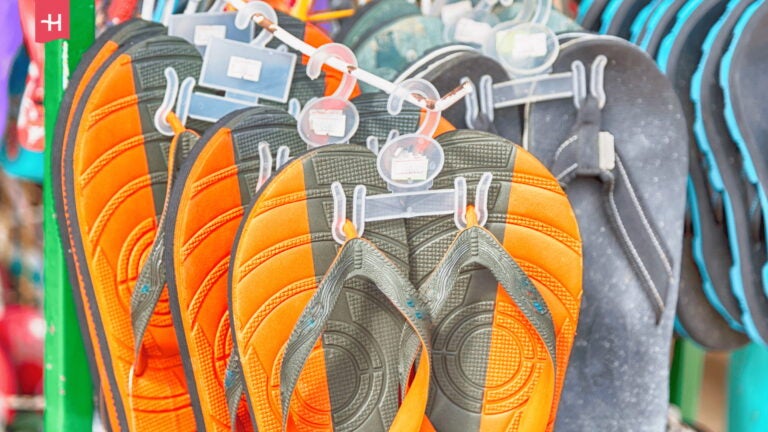Bunte Flip-Flops an einem Verkaufsständer