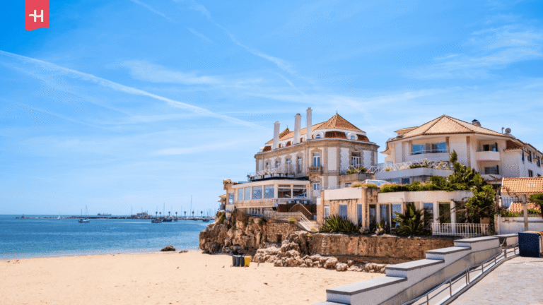 Strand Praia da Rainha mit historischer Villa in Cascais