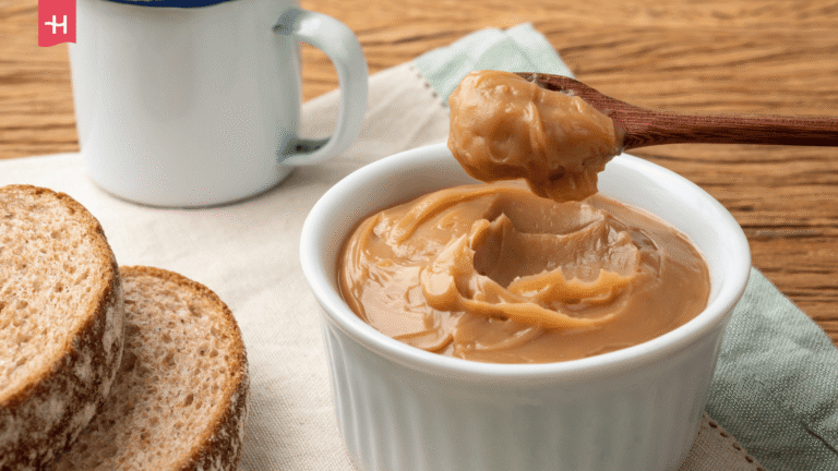 Schüssel mit cremiger Karamellcreme und Brot