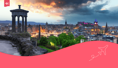 Panoramablick über Edinburgh vom Calton Hill bei Sonnenuntergang