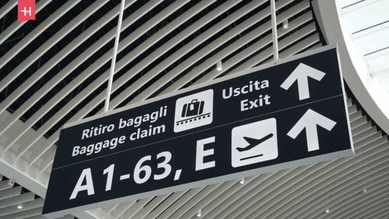 Flughafen-Hinweisschild für Gepäckausgabe und Ausgang