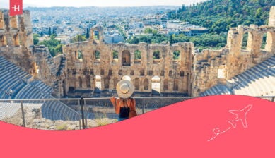 Frau blickt auf das Odeon des Herodes Atticus in Athen