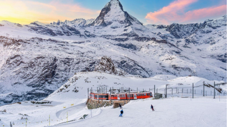 Glacier Express vor dem Matterhorn in Zermatt