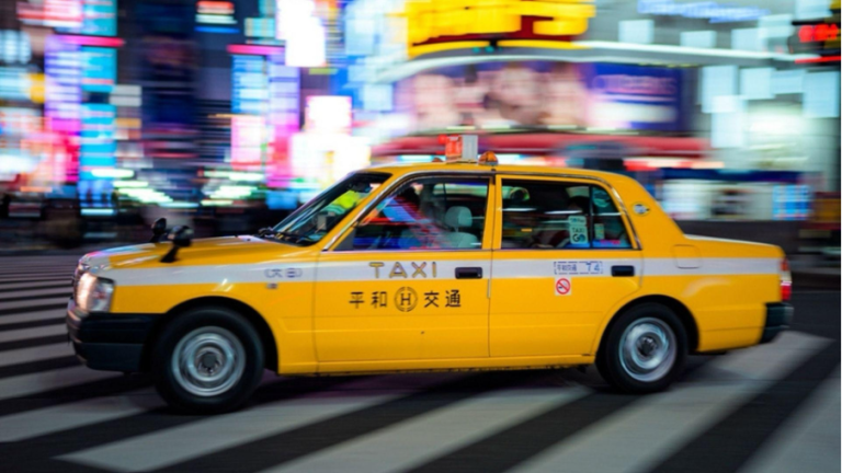 Gelbes japanisches Taxi bei Nacht