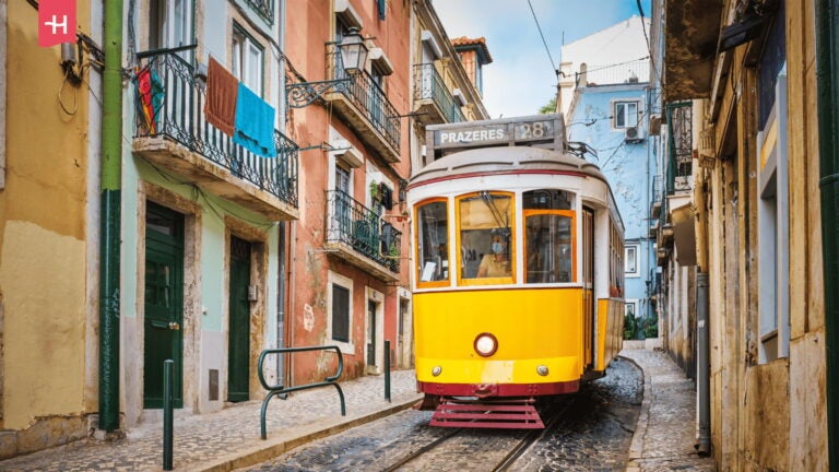 Gelbe Straßenbahn in einer Gasse in Lissabon