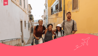Vier Freunde spazieren durch eine Gasse in Lissabon