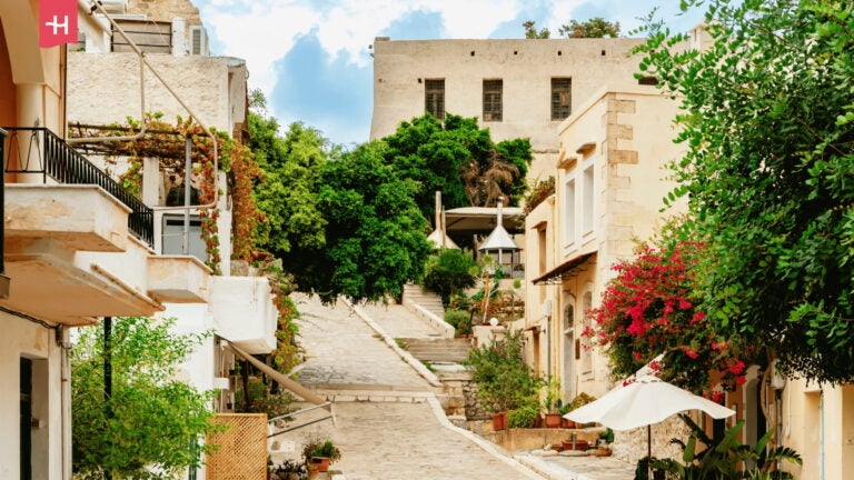 Idyllische mediterrane Pflastergasse mit Steinhäusern