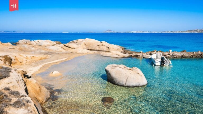 Orkos-Bucht auf Naxos mit kristallklarem Wasser und Felsenstrand
