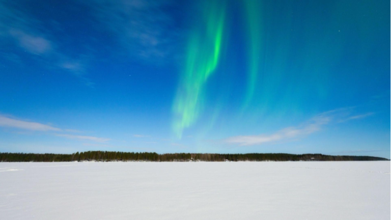Grüne Polarlichter am blauen Himmel