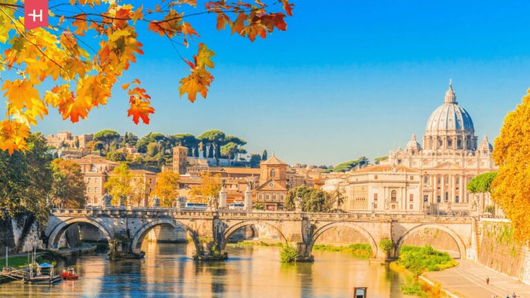 Blick auf den Petersdom und die Engelsbrücke im Herbst