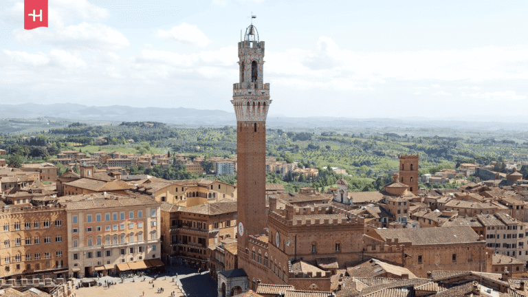 Panorama-Blick auf den Torre del Mangia am Piazza del Campo in Siena