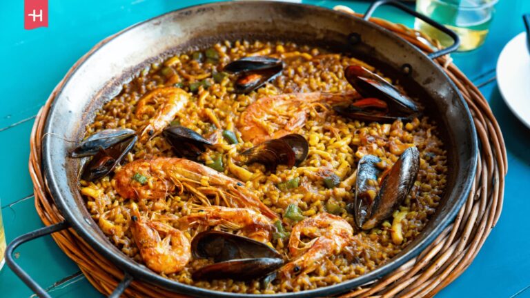 Spanische Paella mit Garnelen und Miesmuscheln