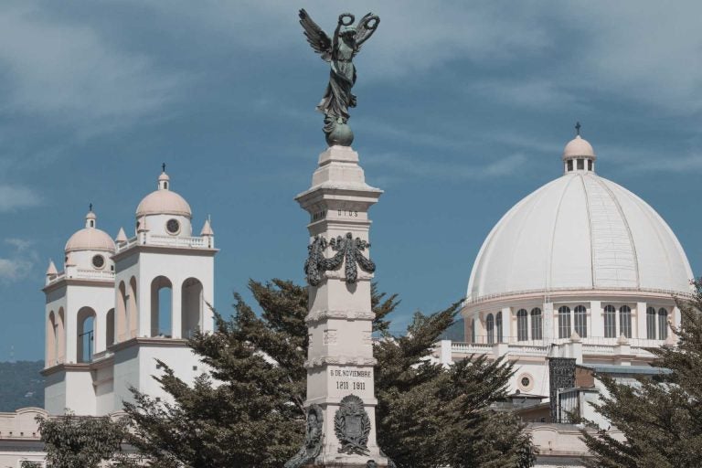 chip para El Salvador, Centro Histórico de El Salvador, arquitectura, celular, móvil, internet, datos, red