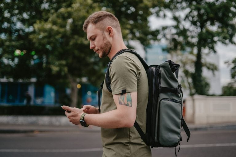 Viajero con roaming sin datos móviles para tener internet en Nueva Zelanda