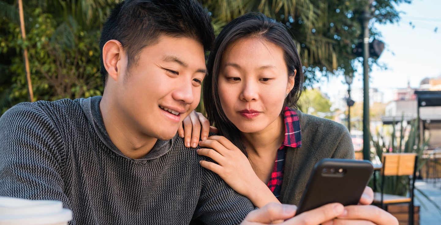 Pareja buscando internet en Vietnam